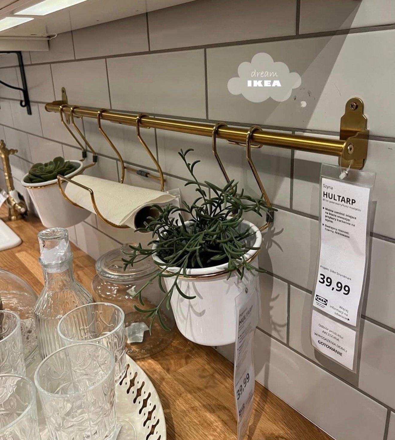✨HULTARP
Rail, polished/brass-colour, 60 cm
Hook, polished/brass-colour, 7 cm
Container, white/brass-colour polished, 14x16 cm - Image 2