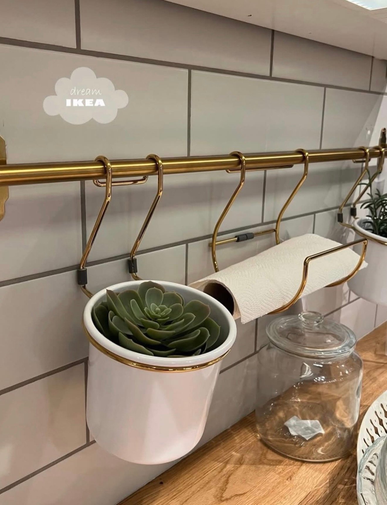 ✨HULTARP
Rail, polished/brass-colour, 60 cm
Hook, polished/brass-colour, 7 cm
Container, white/brass-colour polished, 14x16 cm - Image 4
