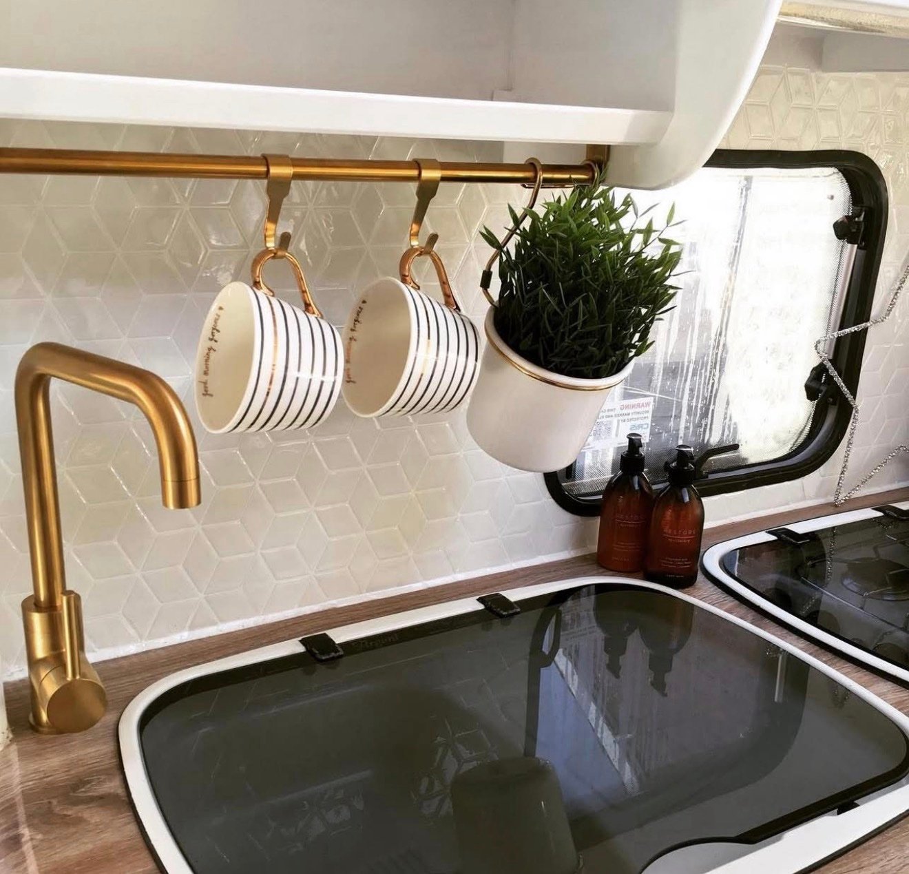 ✨HULTARP
Rail, polished/brass-colour, 60 cm
Hook, polished/brass-colour, 7 cm
Container, white/brass-colour polished, 14x16 cm - Image 3